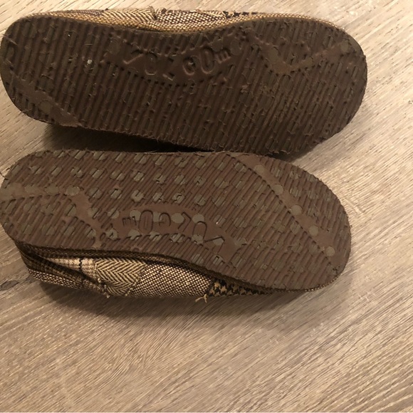 Volcom  size xs slippers NWOT - Picture 2 of 3